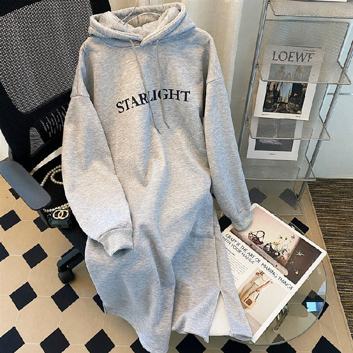 Vestido con capucha de manga larga con estampado de letras sueltas e informales para mujer de otoño e invierno