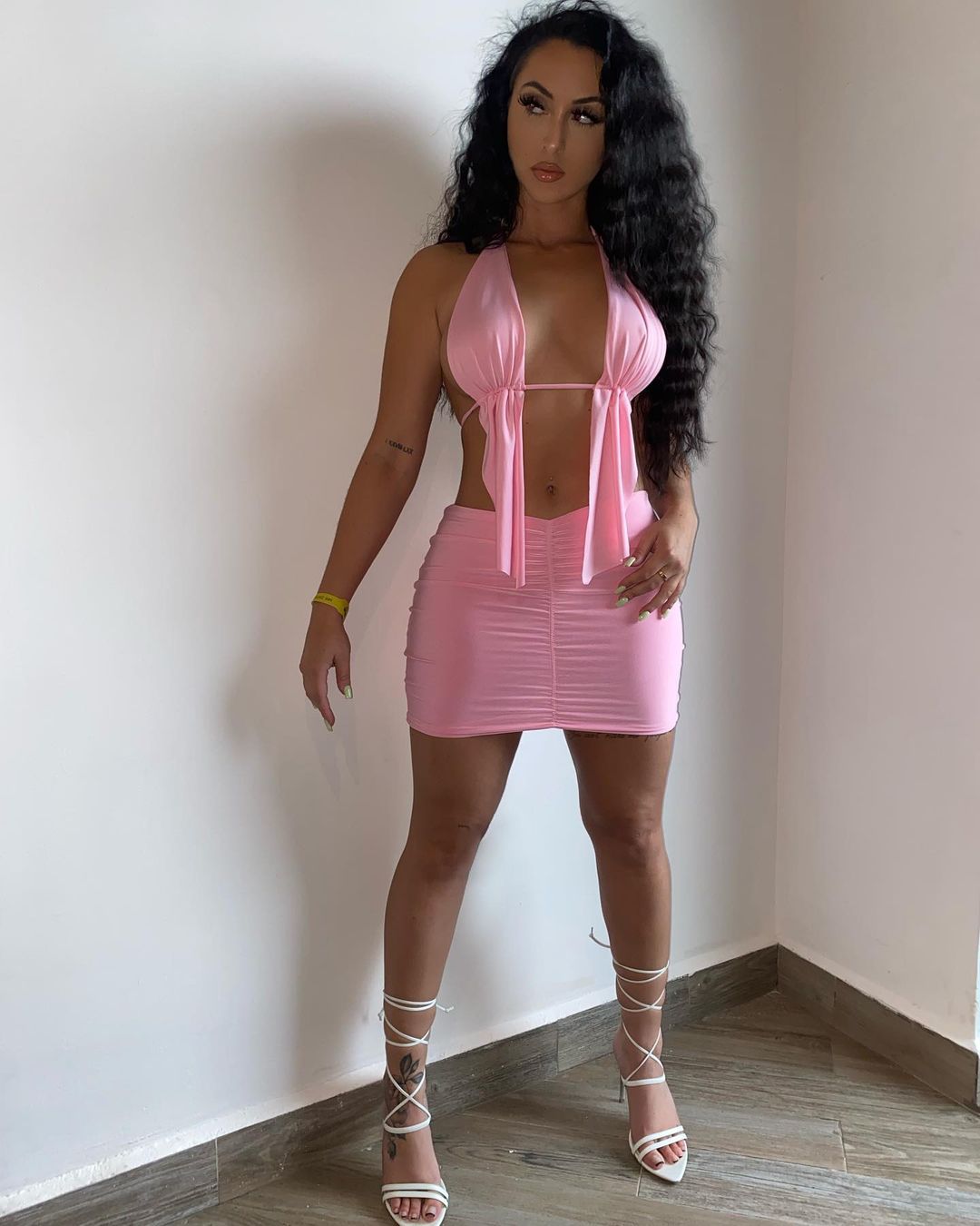 Conjunto de dos piezas de top y falda irregulares con tirantes halter de color liso para mujer