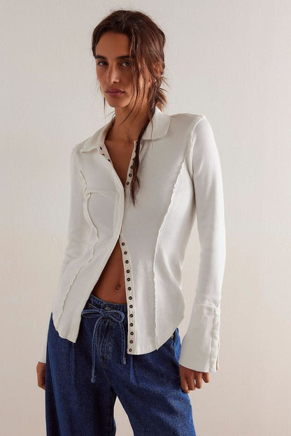 Blusa informal de manga larga entallada con solapa y botonadura sencilla para mujer
