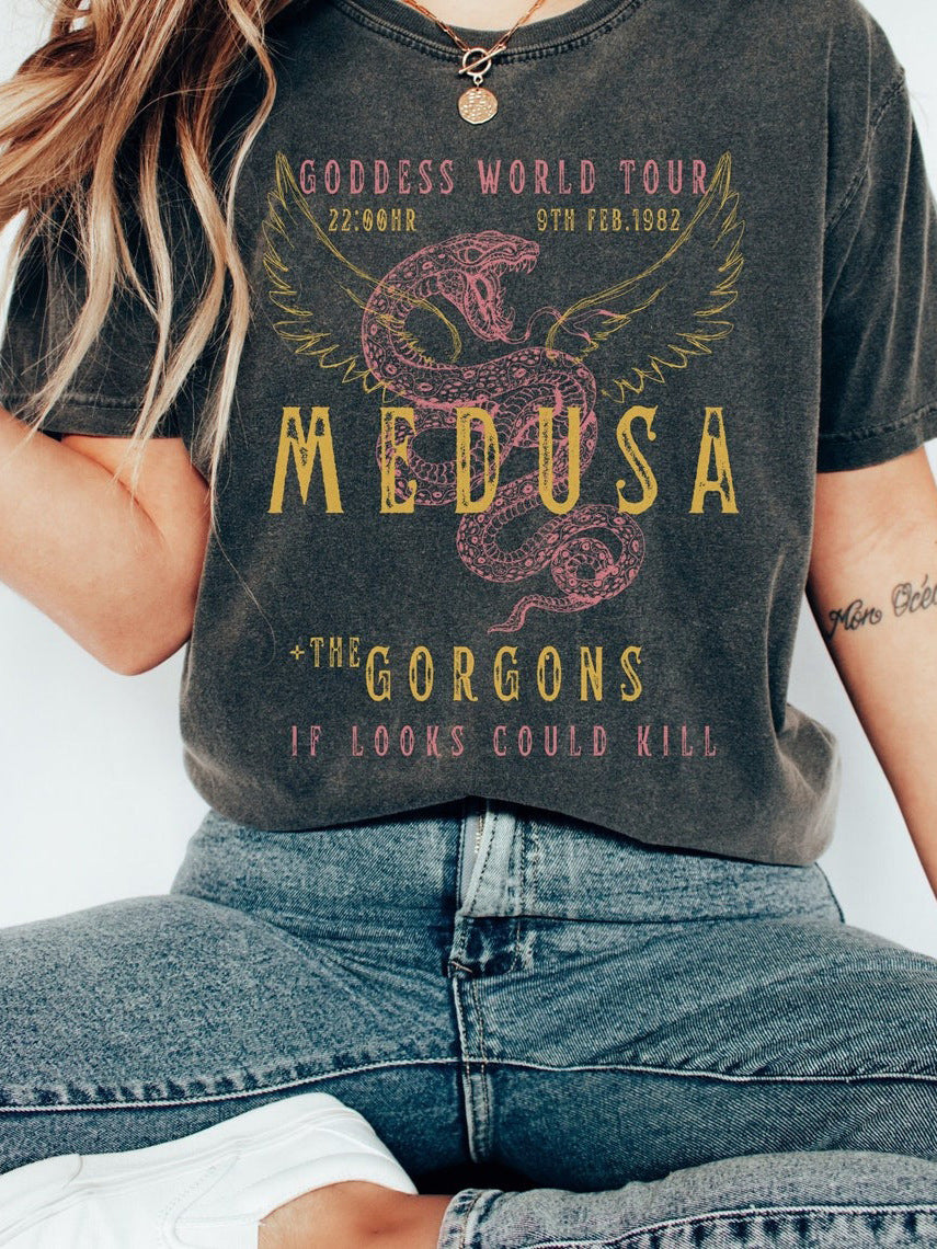 Camiseta informal holgada de manga corta con cuello redondo y estampado de serpiente y alas de letras para mujer