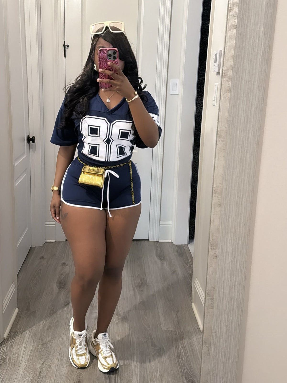 Conjunto de dos piezas de top y pantalones cortos de manga corta con estampado digital y cuello en V para mujer