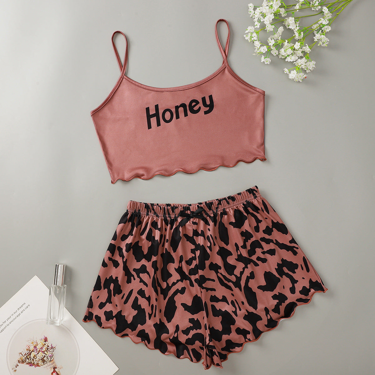 Conjunto de pijama informal atrevido con top corto sin mangas y pantalones cortos para mujer