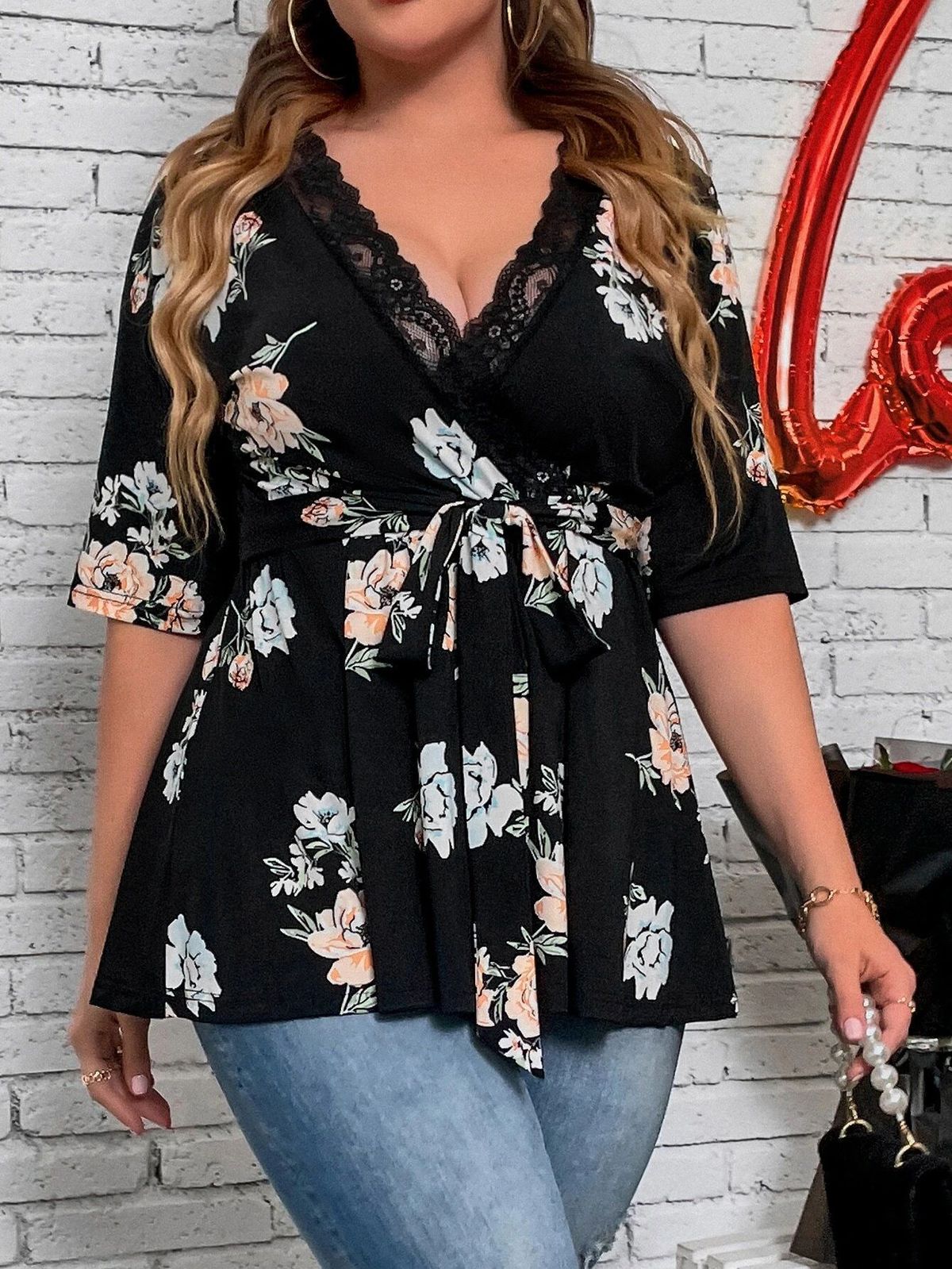 Blusa informal de talla grande con encaje y estampado floral, cuello en V, manga corta y cordones para mujer