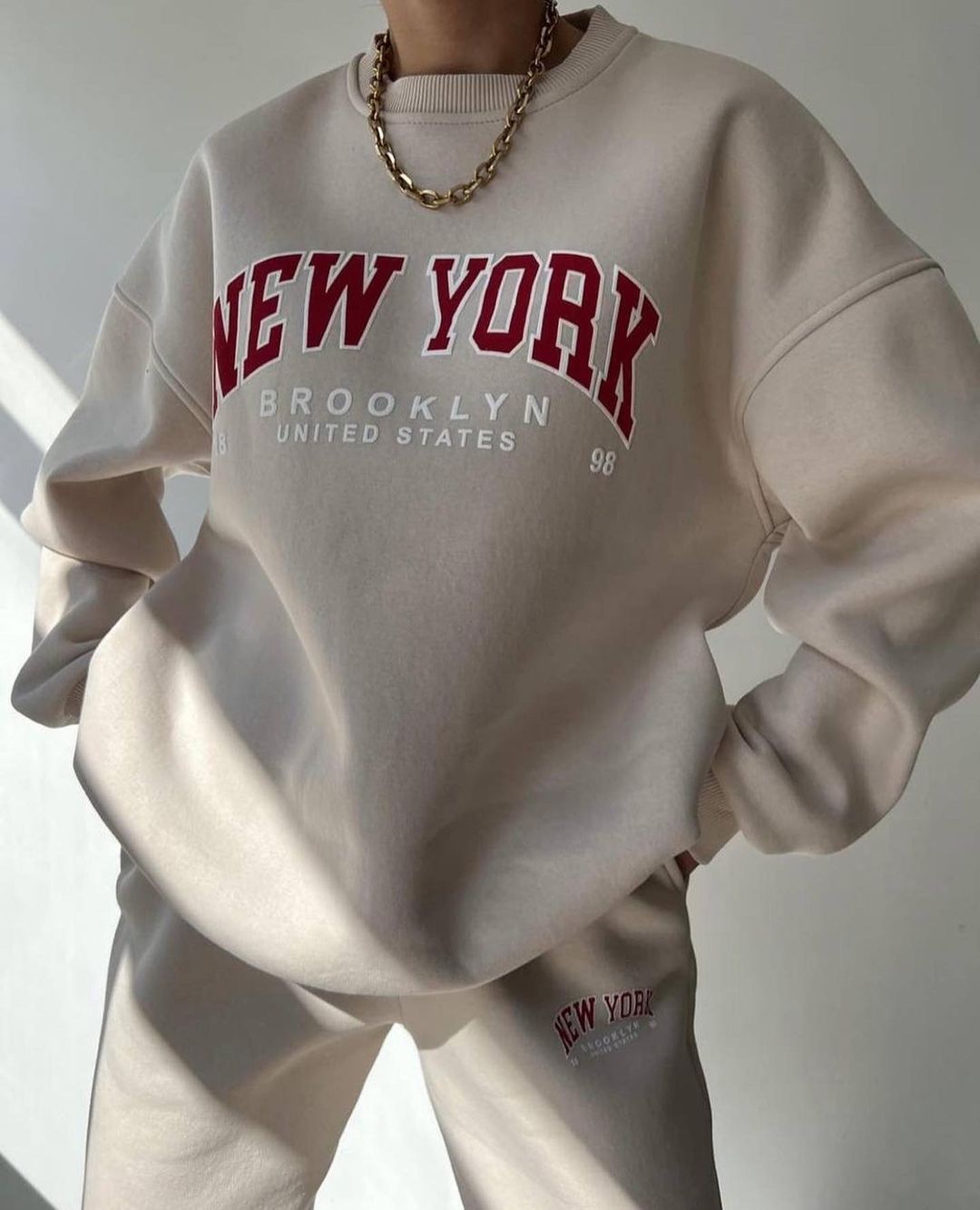 Conjunto de dos piezas de suéter y pantalones de manga larga de forro polar grueso con estampado de letras y nombre de ciudad para mujer, informal, de invierno