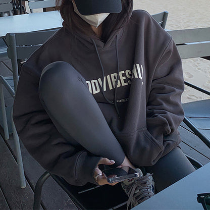 Sudadera con capucha de manga larga con bolsillos y letras para mujer, estilo informal, holgada, para otoño e invierno.