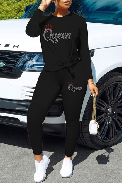 Conjunto de dos piezas de top y pantalones ajustados de manga larga con cuello redondo y corona con letras de reina y diamantes de imitación para mujer
