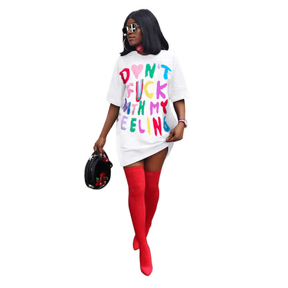 Camiseta larga informal con letras en contraste multicolor para mujer