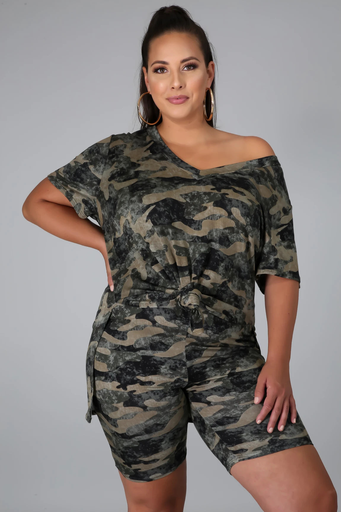 Conjunto de dos piezas de pantalones cortos de camuflaje holgados e informales con estampado de verano de talla grande para mujer