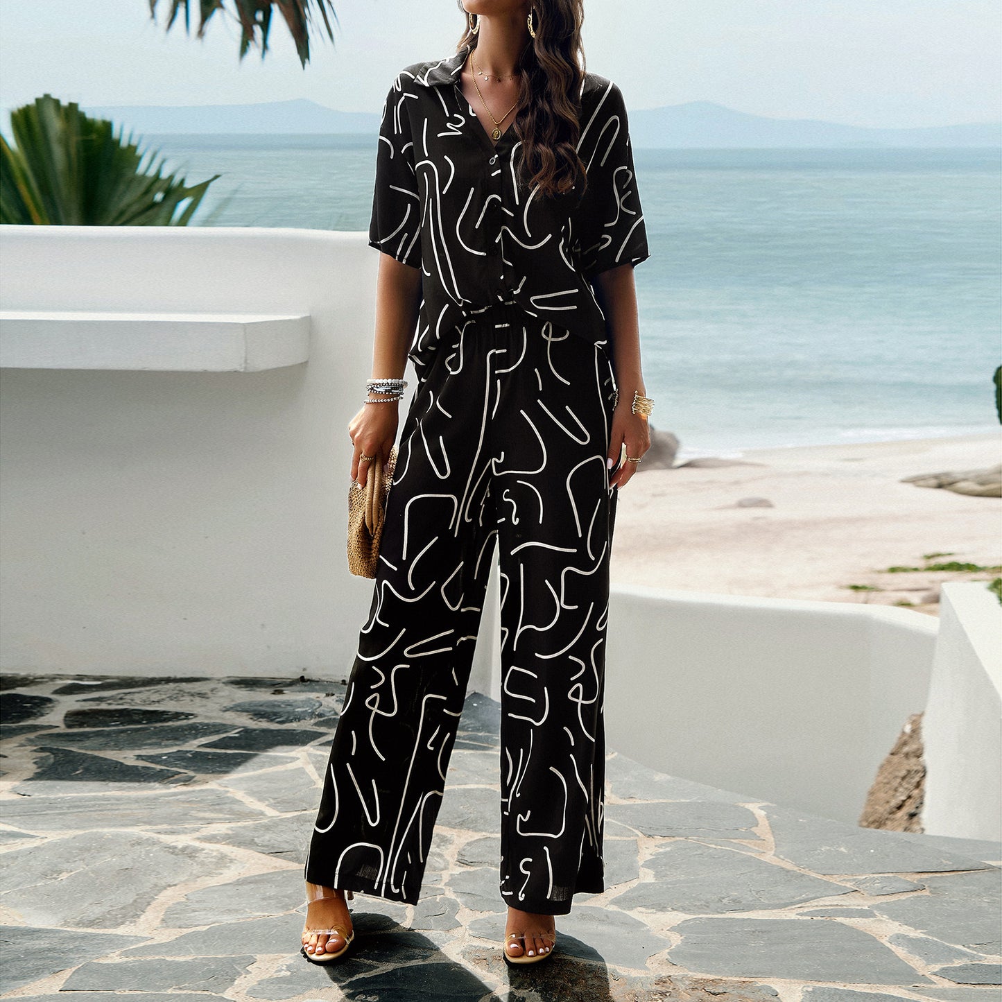 Conjunto de dos piezas formado por camisa y pantalón de manga corta, con solapa y estampado geométrico informal para mujer