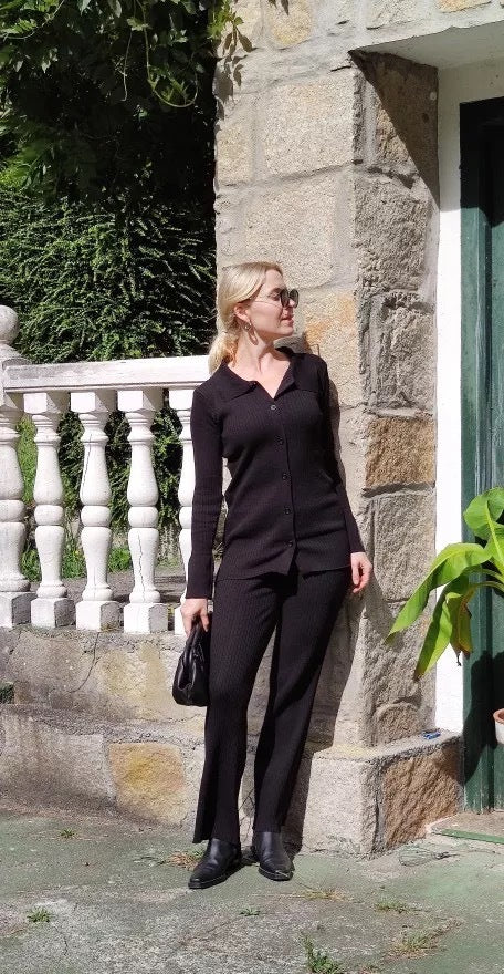 Conjunto de top y pantalón de manga larga con botonadura sencilla de punto de color liso informal para mujer