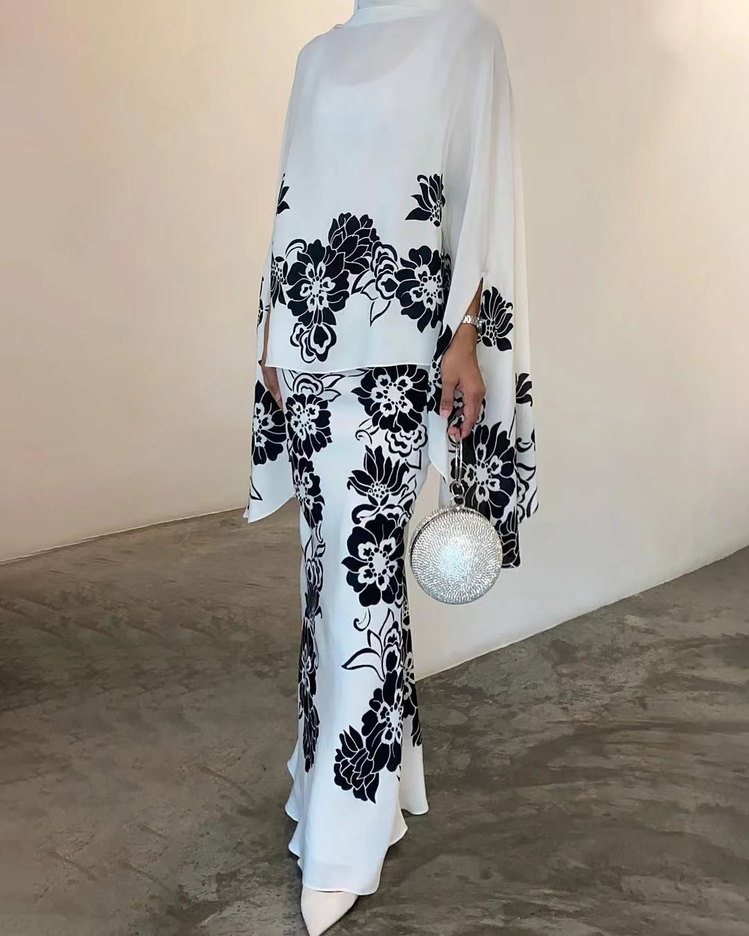 Conjunto de dos piezas formado por top y falda de manga larga, holgado, con estampado floral, color liso e informal, para mujer
