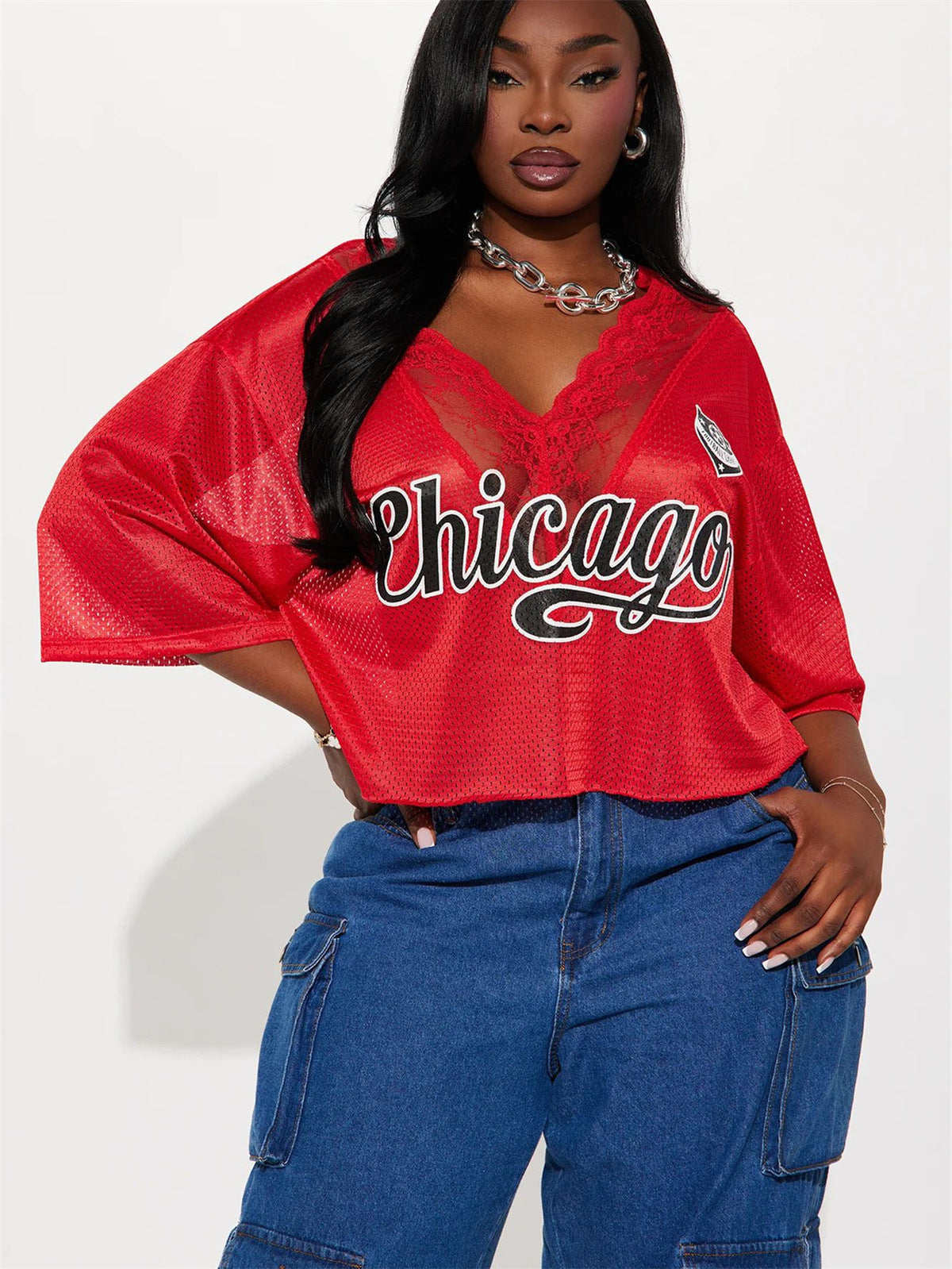Camiseta informal holgada de manga corta con cuello en V y estampado de letras con costuras de encaje para mujer
