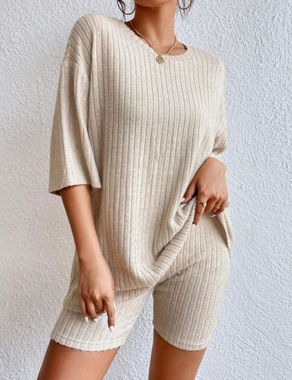 Conjunto de dos piezas de top y pantalones cortos de manga corta de punto acanalado de color liso informal para mujer