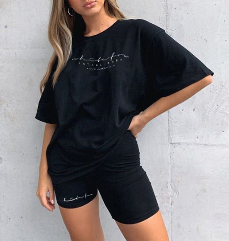 Conjunto de dos piezas de camiseta y pantalones cortos holgados con estampado de letras para mujer