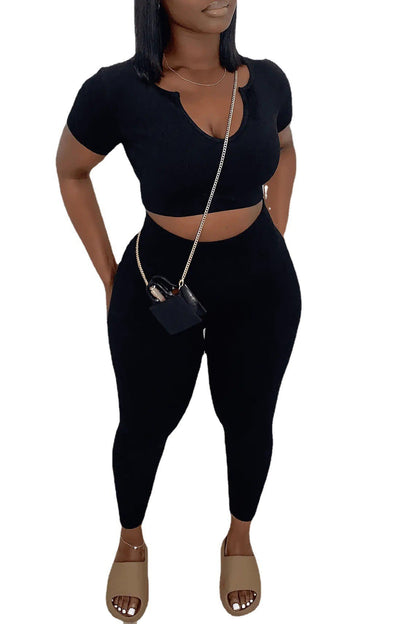 Conjunto de top corto de manga corta y pantalones ajustados de color liso con cuello en U para mujer