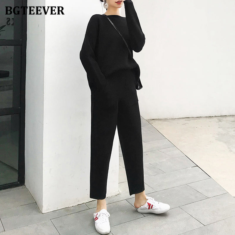 Conjunto de dos piezas de top y pantalón de punto de manga larga con cuello redondo y color liso para mujer