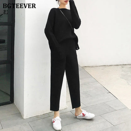Conjunto de dos piezas de top y pantalón de punto de manga larga con cuello redondo y color liso para mujer