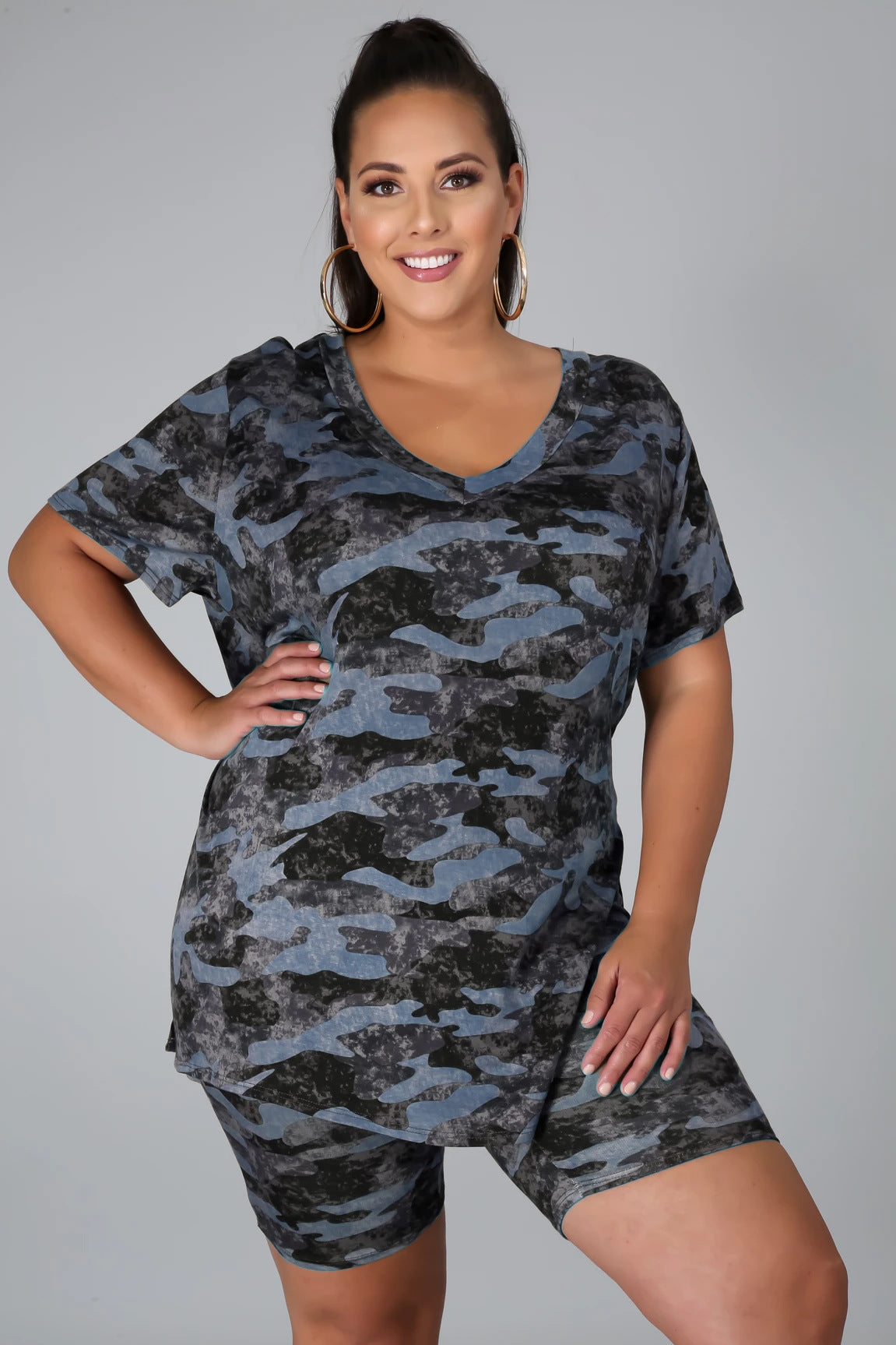 Conjunto de dos piezas de pantalones cortos de camuflaje holgados e informales con estampado de verano de talla grande para mujer