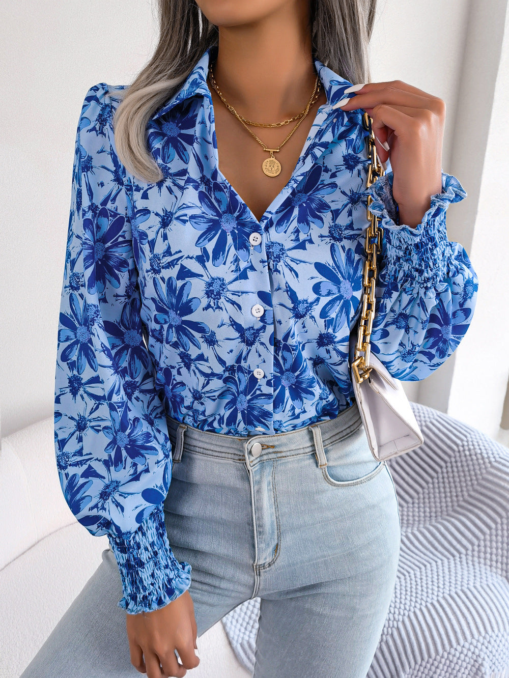 Blusa informal con solapa y estampado floral en bloques de color para mujer