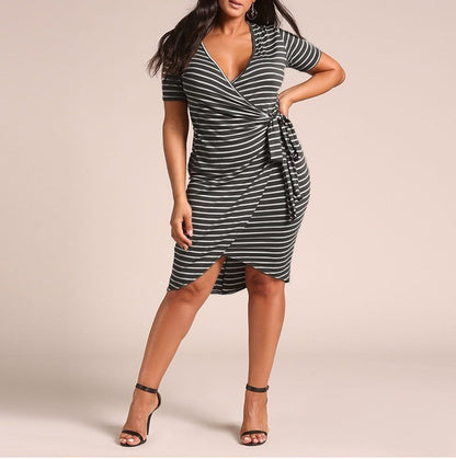 Vestido informal de manga corta a rayas con cuello en V y talla grande para mujer