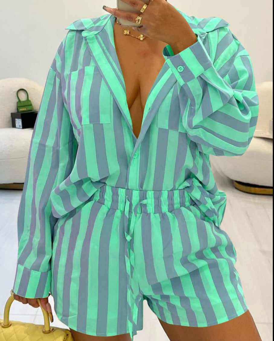 Conjunto holgado de dos piezas con camisa y pantalones cortos con estampado de rayas para mujer