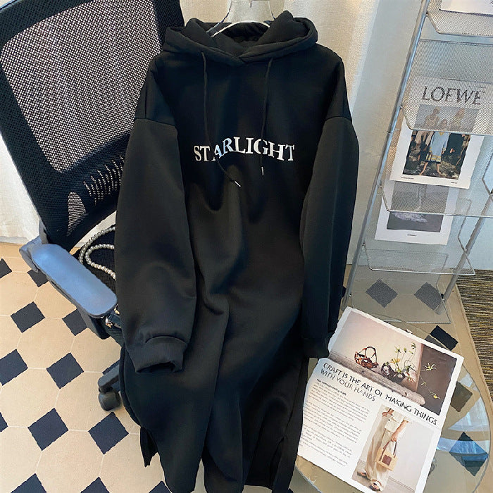 Vestido con capucha de manga larga con estampado de letras sueltas e informales para mujer de otoño e invierno