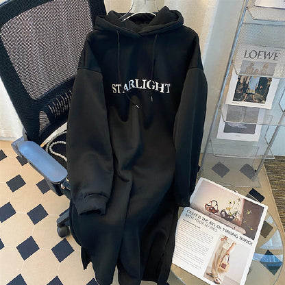 Vestido con capucha de manga larga con estampado de letras sueltas e informales para mujer de otoño e invierno