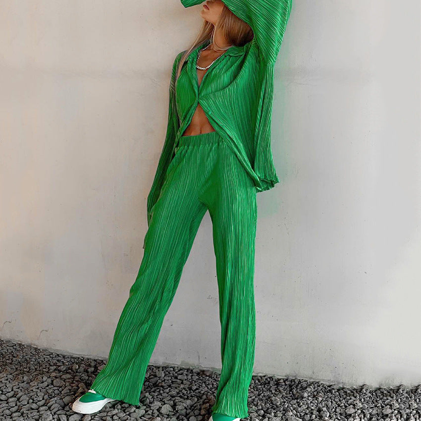 Conjunto deportivo informal de dos piezas para mujer: blusa holgada de manga larga con pliegues y botonadura sencilla y pantalón ancho de color liso.