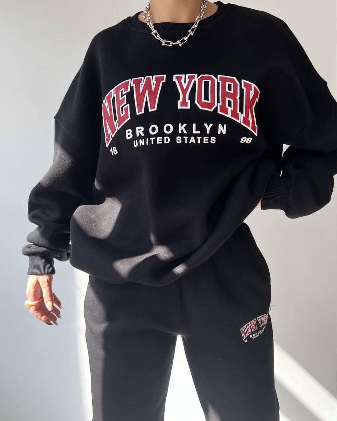 Conjunto de dos piezas de suéter y pantalones de manga larga de forro polar grueso con estampado de letras y nombre de ciudad para mujer, informal, de invierno
