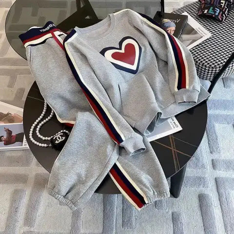 Conjunto deportivo de dos piezas con sudadera y pantalones ajustados con estampado de amor informal a la moda para mujer