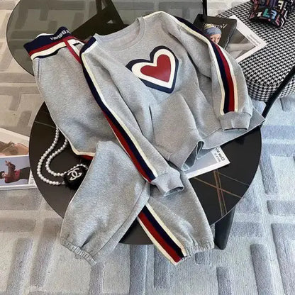 Conjunto deportivo de dos piezas con sudadera y pantalones ajustados con estampado de amor informal a la moda para mujer