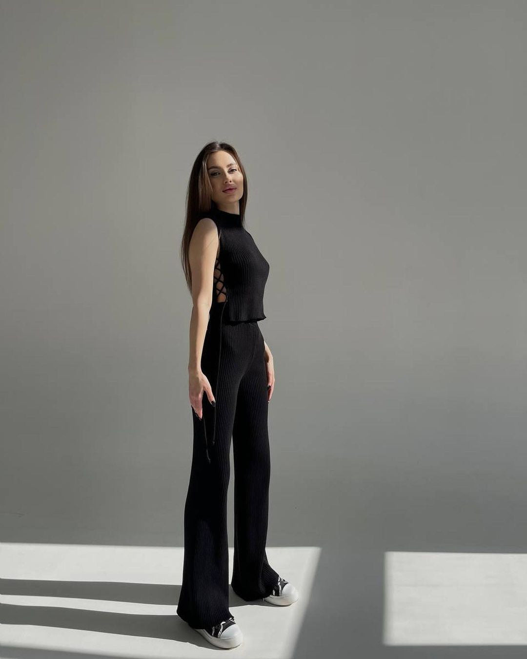 Conjunto de 2 piezas de top de punto sin mangas con cordones y pantalones casuales de cintura alta de color sólido para mujer