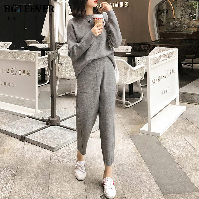 Conjunto de dos piezas de top y pantalón de punto de manga larga con cuello redondo y color liso para mujer