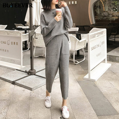 Conjunto de dos piezas de top y pantalón de punto de manga larga con cuello redondo y color liso para mujer