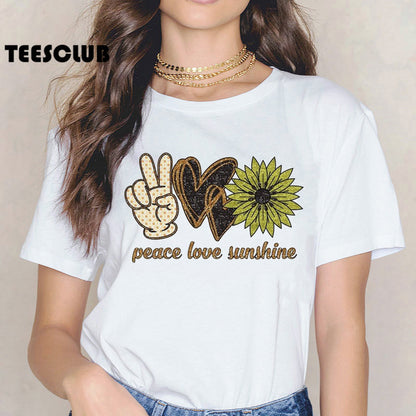 Camiseta informal para mujer con texto "Paz, amor, corazón" y "Juneteenth"