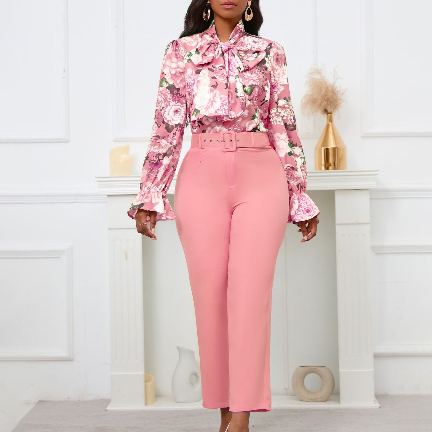 Conjunto de dos piezas de blusa y pantalón de color liso con estampado floral informal para mujer