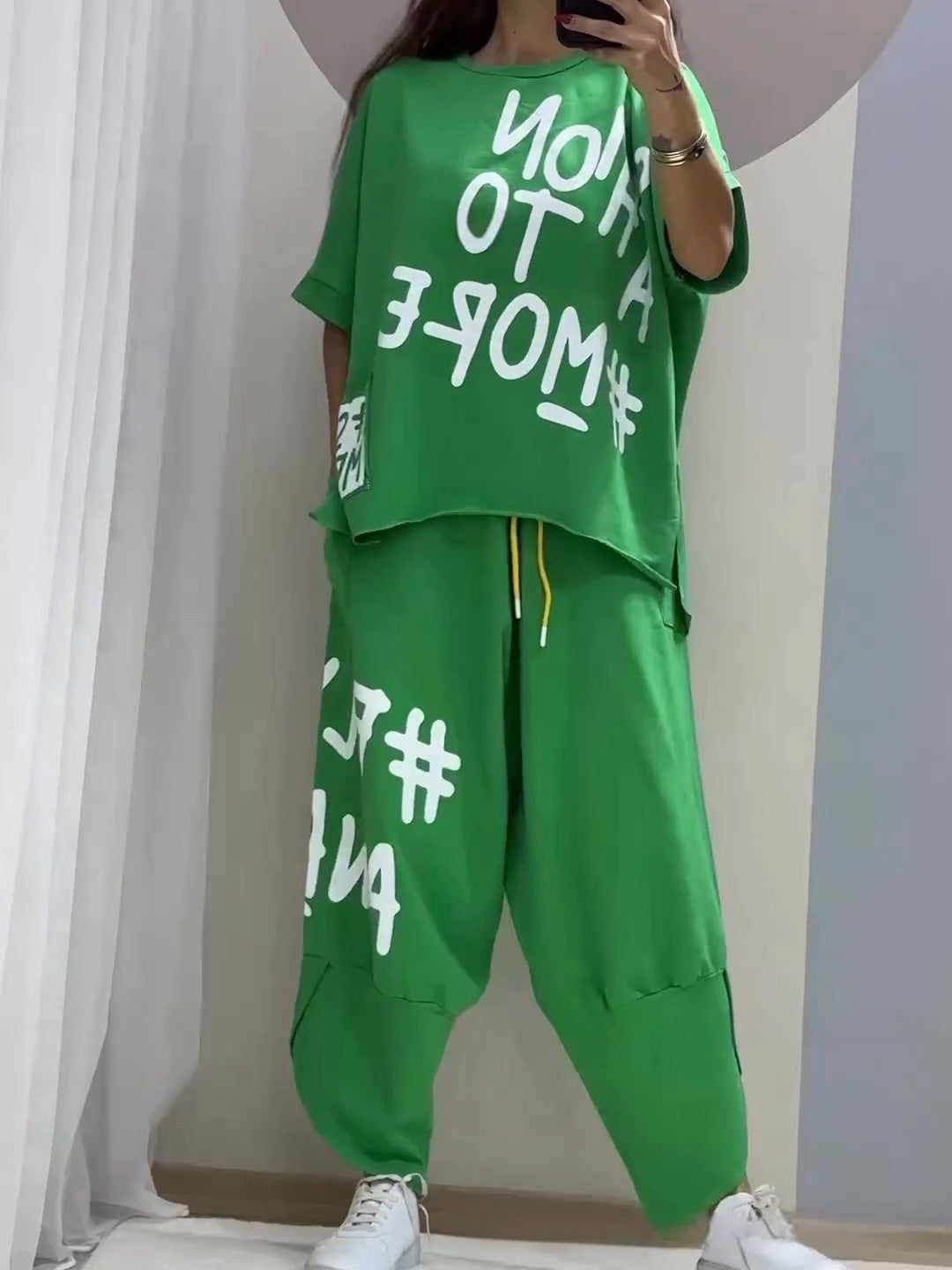 Conjunto de dos piezas de top y pantalón de manga corta con cuello redondo y estampado de letras para mujer
