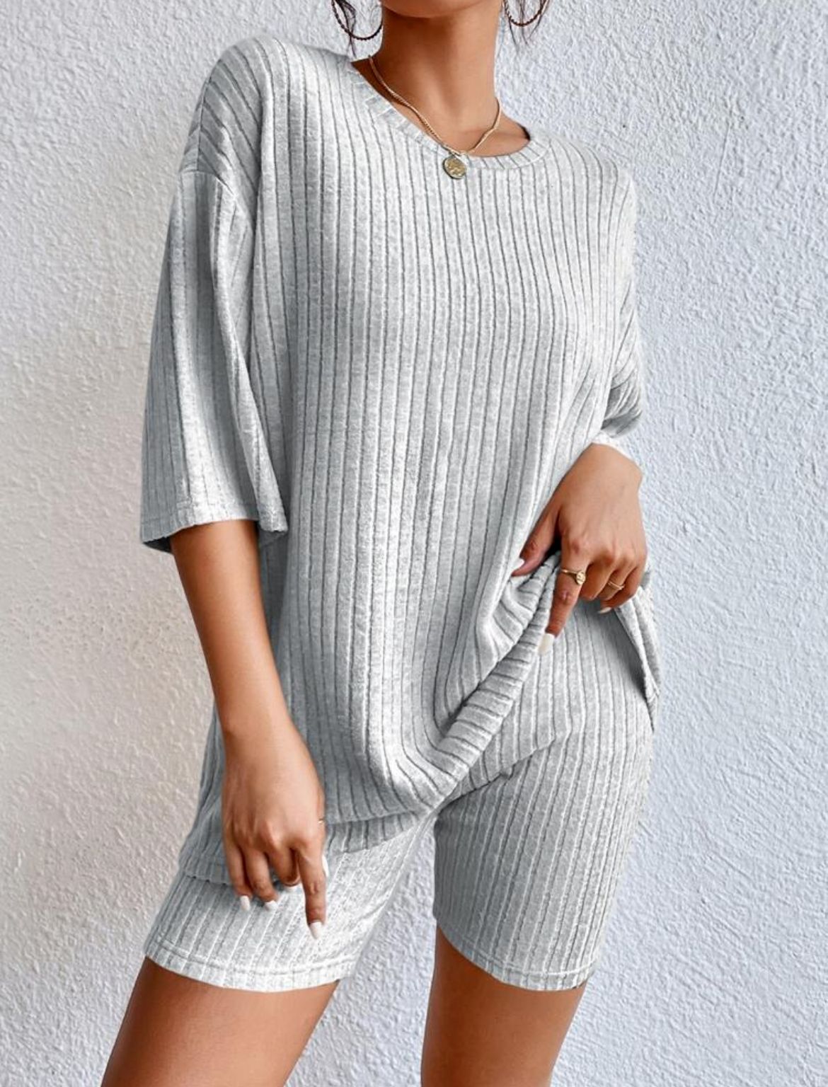 Conjunto de dos piezas de top y pantalones cortos de manga corta de punto acanalado de color liso informal para mujer