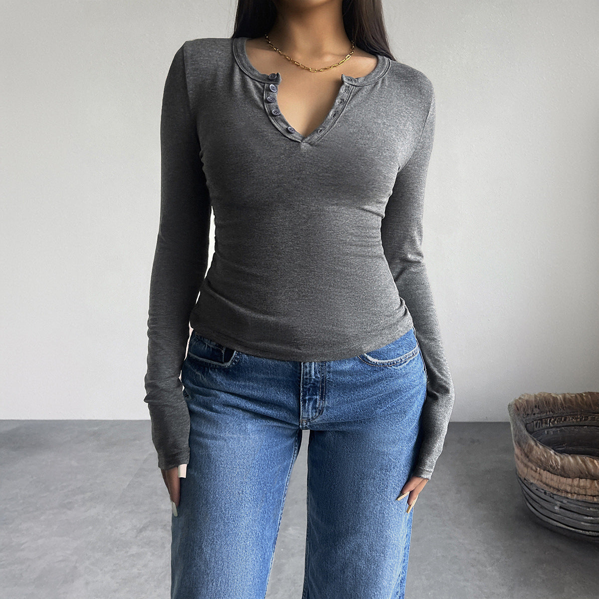 Camiseta informal sencilla de manga larga con cuello en V y botones para mujer