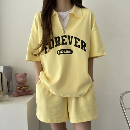 Conjunto de dos piezas de camiseta de manga corta con solapa y cremallera y estampado de letras para mujer