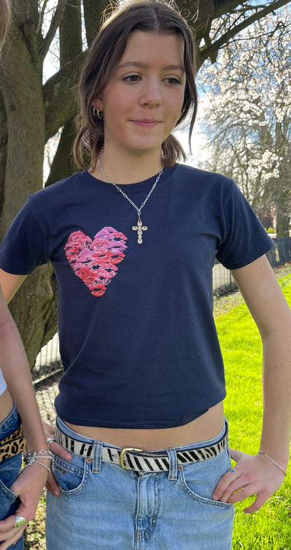 Camiseta informal de manga corta ajustada con estampado de labios y corazón para mujer