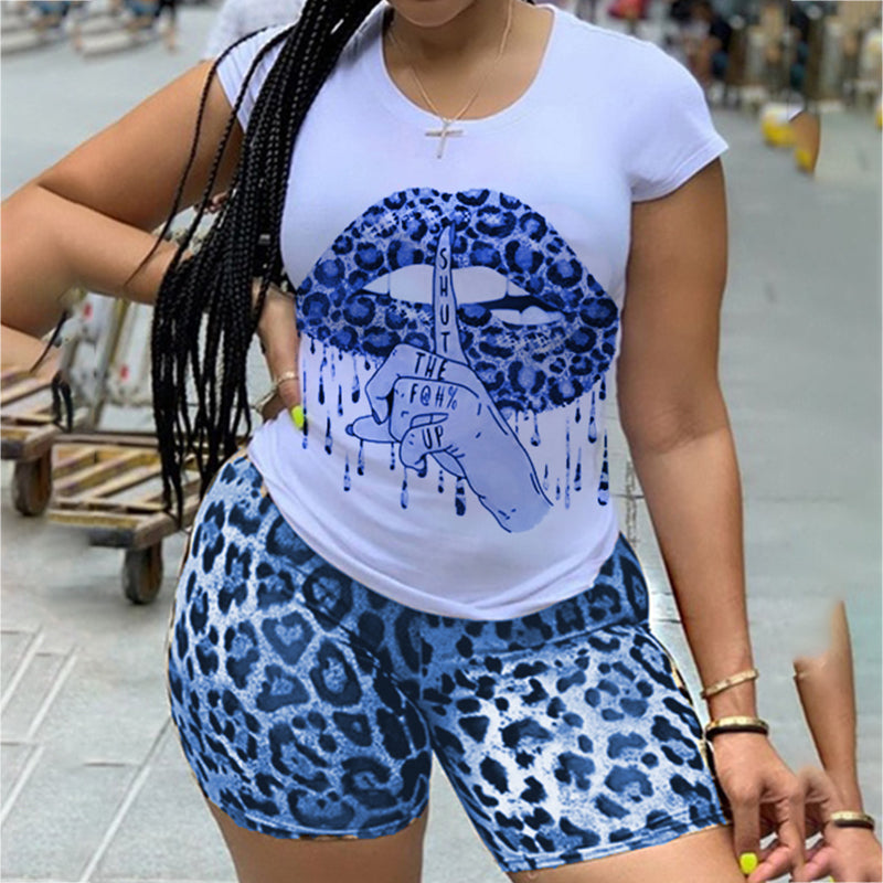 Conjunto de dos piezas de top y pantalones cortos de leopardo con cuello redondo y mangas cortas con estampado de labios para mujer de talla grande