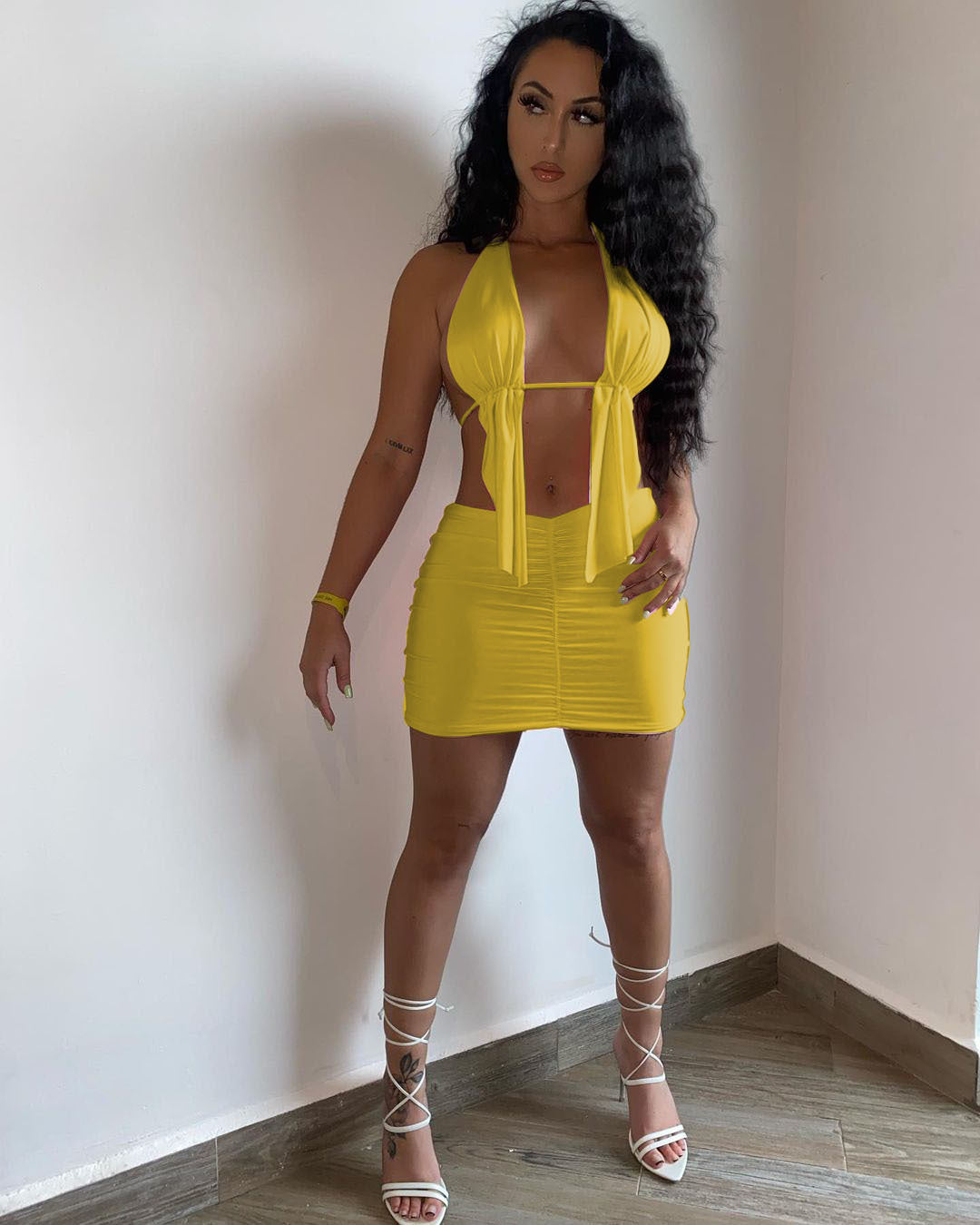 Conjunto de dos piezas de top y falda irregulares con tirantes halter de color liso para mujer