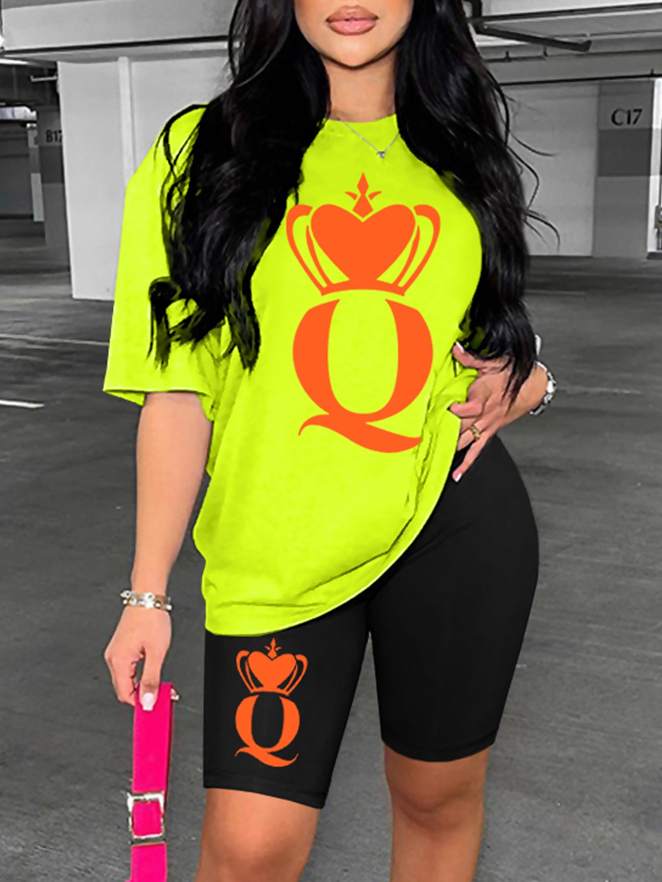 Conjunto deportivo informal de camiseta y pantalones cortos de manga corta con estampado de letras de corona para mujer
