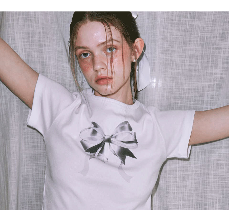 Camiseta informal de manga corta con cuello redondo y estampado de lazo de color liso para mujer