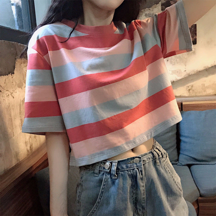 Camiseta informal de manga corta con cuello redondo y estampado de rayas arcoíris para mujer