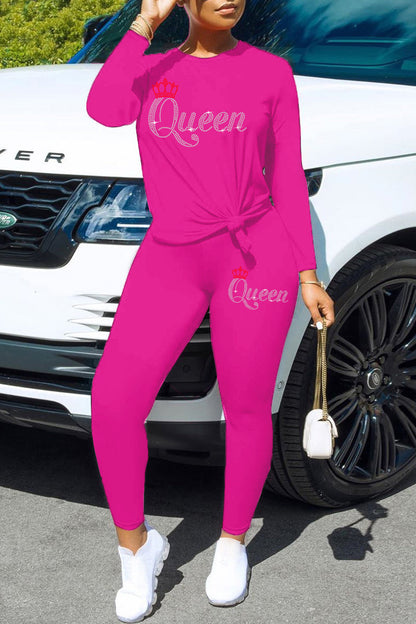 Conjunto de dos piezas de top y pantalones ajustados de manga larga con cuello redondo y corona con letras de reina y diamantes de imitación para mujer