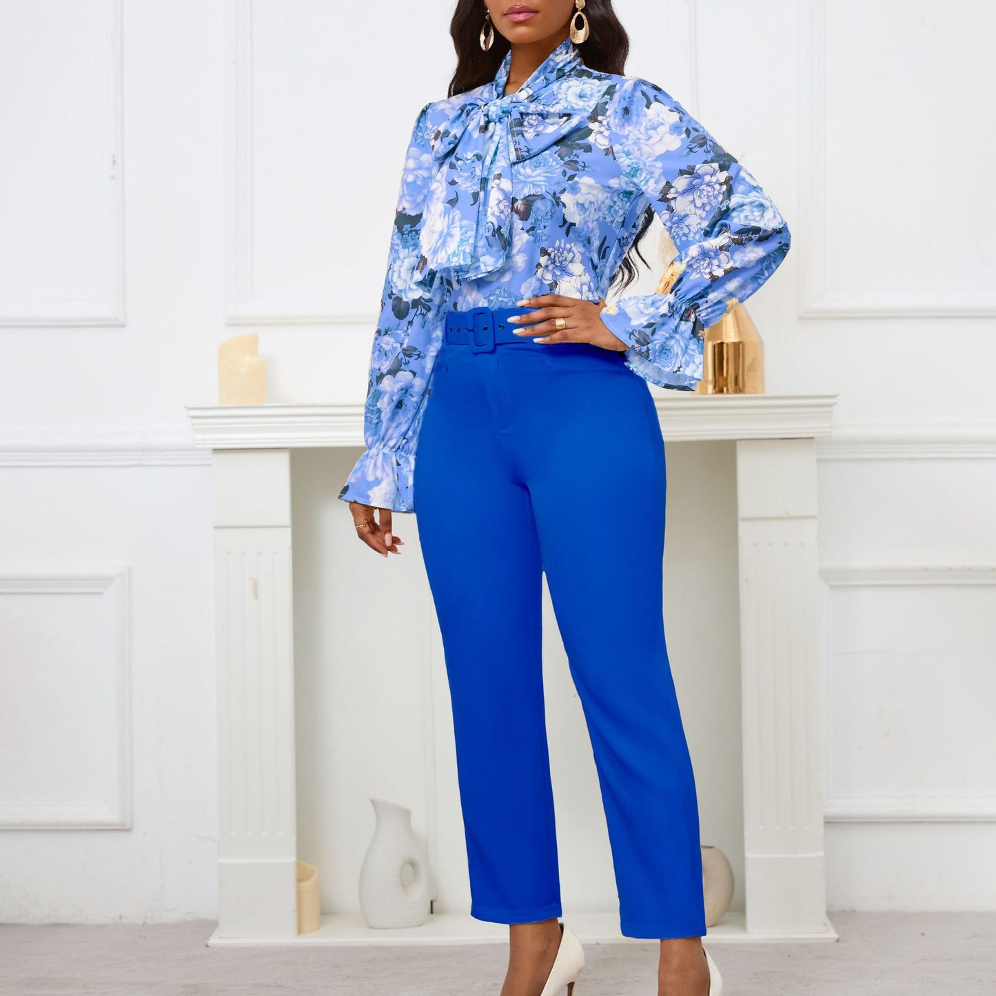 Conjunto de dos piezas de blusa y pantalón de color liso con estampado floral informal para mujer