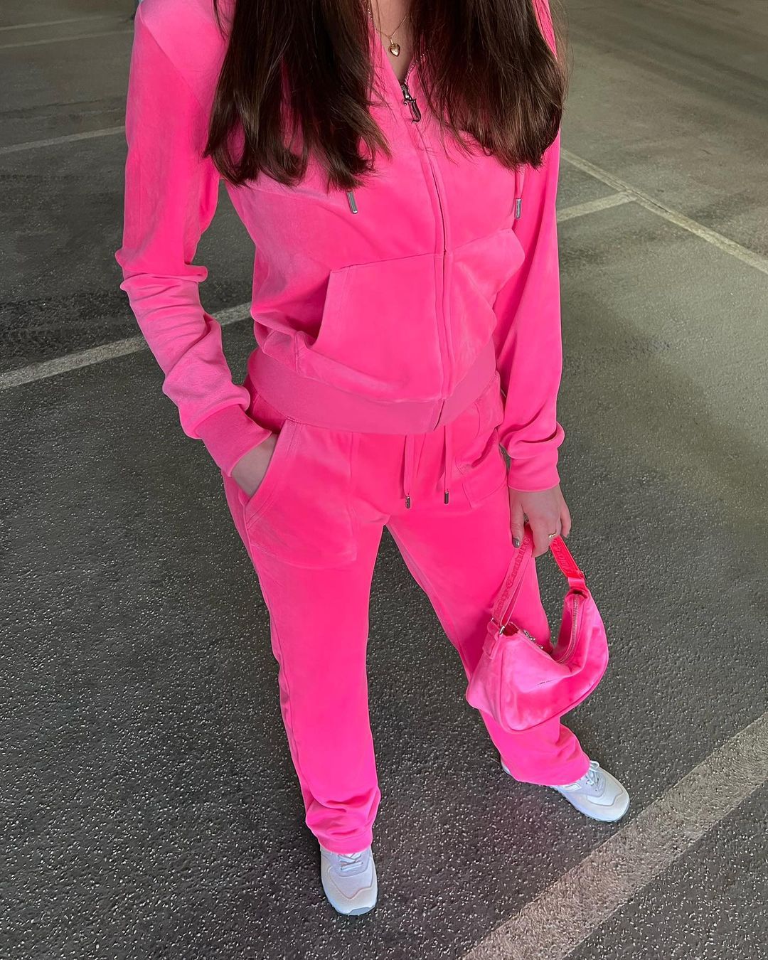 Conjunto de dos piezas de pantalón informal de manga larga con capucha y terciopelo dorado para mujer