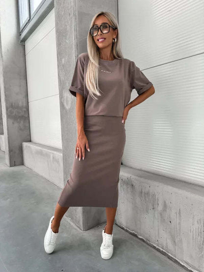 Conjunto de dos piezas formado por top y falda, manga corta, cuello redondo y color liso, informal, a la moda para mujer